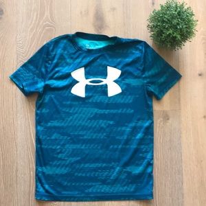 Under Armour heatgear blue short sleeve shirt. Youth large.